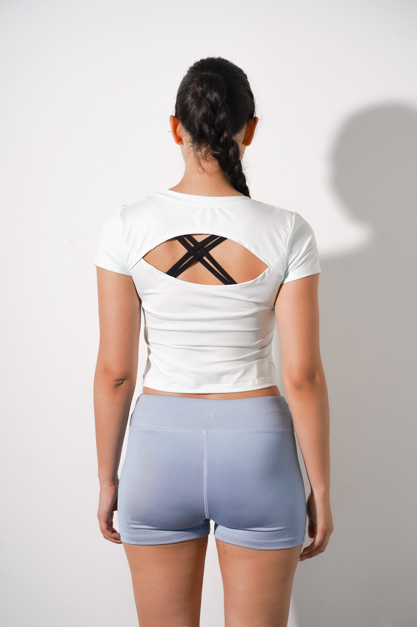 Remera Manga Corta con Abertura en Espalda AR35